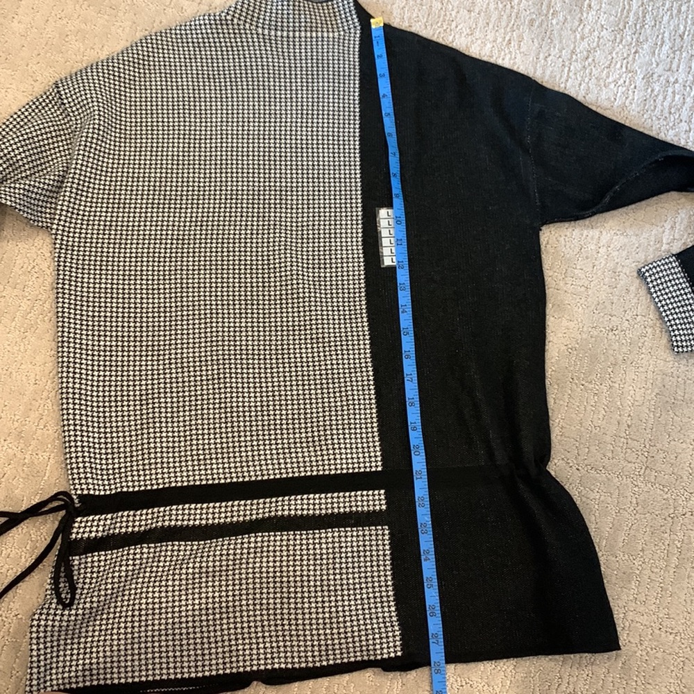 Sweater • - Picture 7 of 7